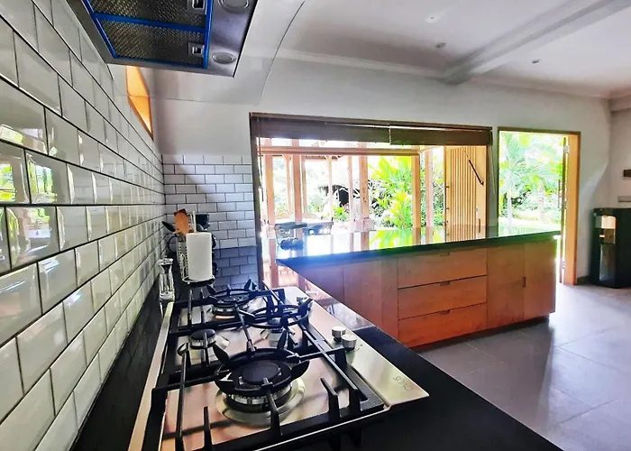 Le Petit Leon "authentic Traditional Wooden House" Pabean Buleleng