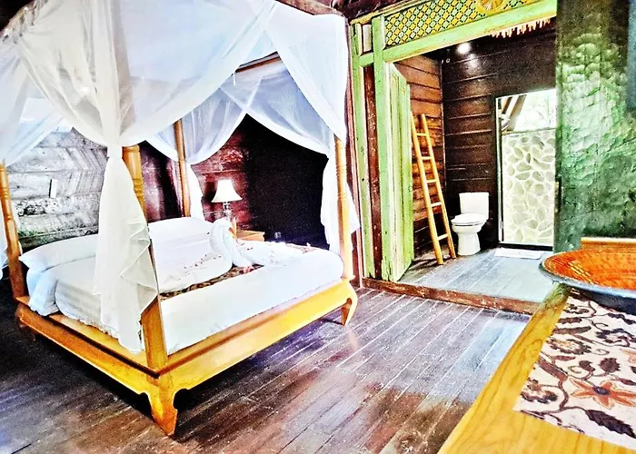Le Petit Leon "authentic Traditional Wooden House" * Pabean Buleleng