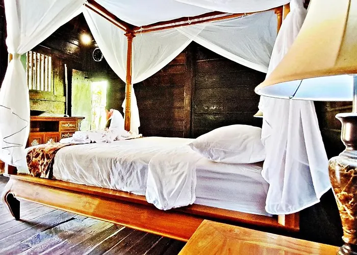 Le Petit Leon "authentic Traditional Wooden House" * Pabean Buleleng