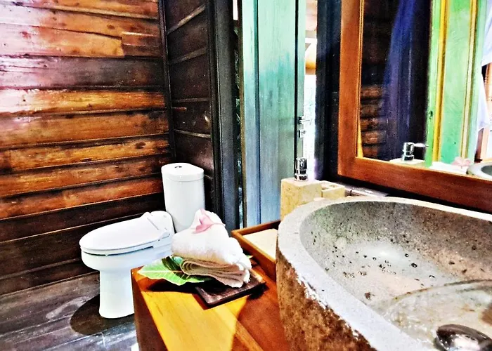Le Petit Leon "authentic Traditional Wooden House" Pabean Buleleng