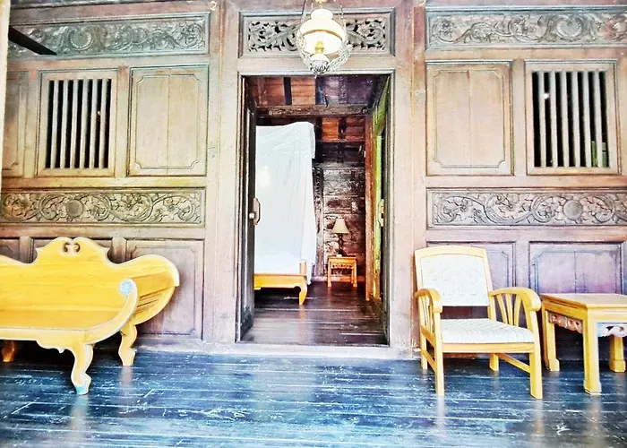Le Petit Leon "authentic Traditional Wooden House" * Pabean Buleleng