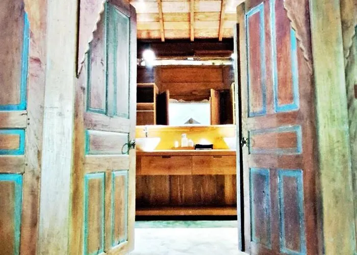 Le Petit Leon "authentic Traditional Wooden House" Séjour chez l'habitant